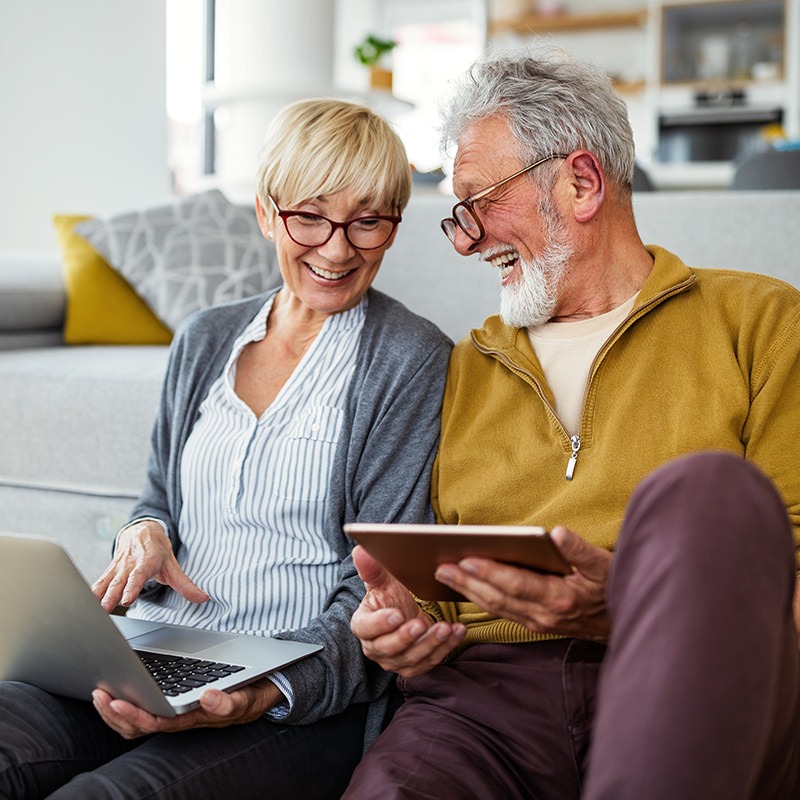 couple-couch-laptop